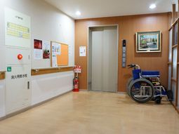 廊下と掲示板の画像