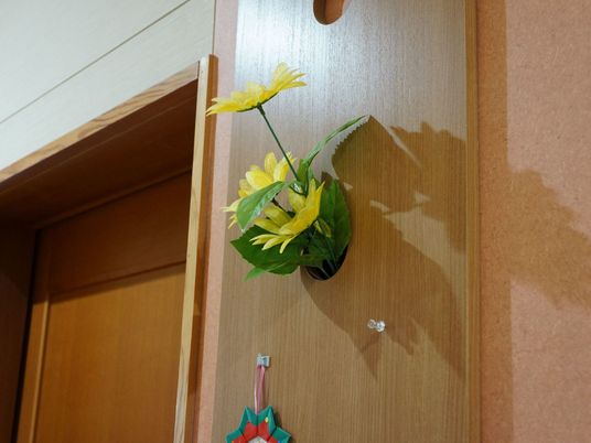 壁に取り付けられた花瓶