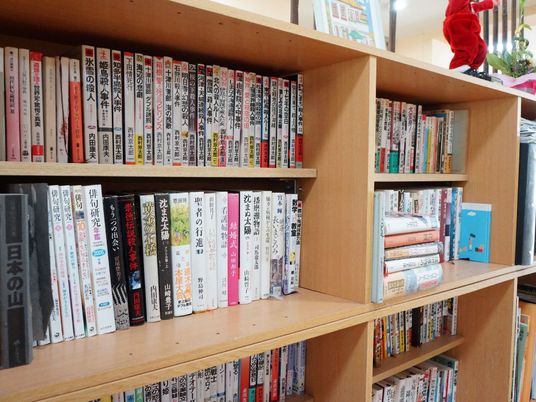 本棚にはぎっしりと沢山本が入っている。推理小説から俳句などの趣味の本、文庫本、ハードカバー、雑誌など多種類ある。