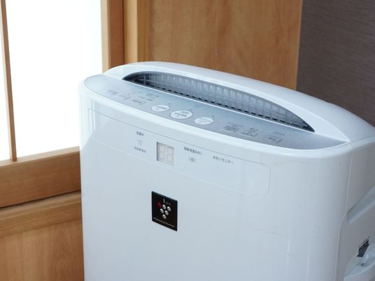 白色の洗濯機と窓