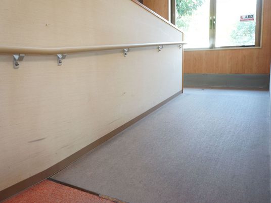 廊下の安全手すり設置