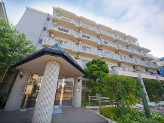 清潔感ある施設外観 外観 新緑が映える庭園と共に、清潔でモダンな建物がお出迎えします。こちらでの勤務はいかがでしょうか。
