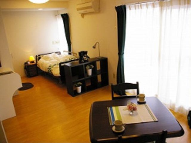 居心地の良い居室 居室 広々とした清潔な室内は、日当たりが良く、家具も整っています。快適な個人空間で、ゆったりとお過ごしいただける環境を整えています。