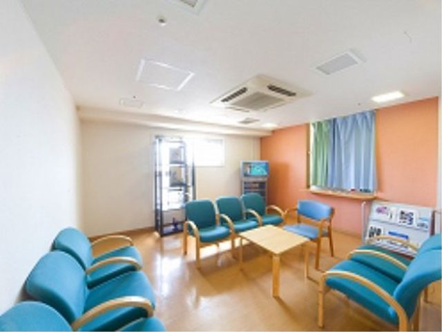 明るい待合スペース 談話室 明るく開放的なラウンジでは、落ち着いた時間をお過ごしいただけます。椅子が並ぶこのスペースで、お仕事の合間の休息や交流も楽しめます。