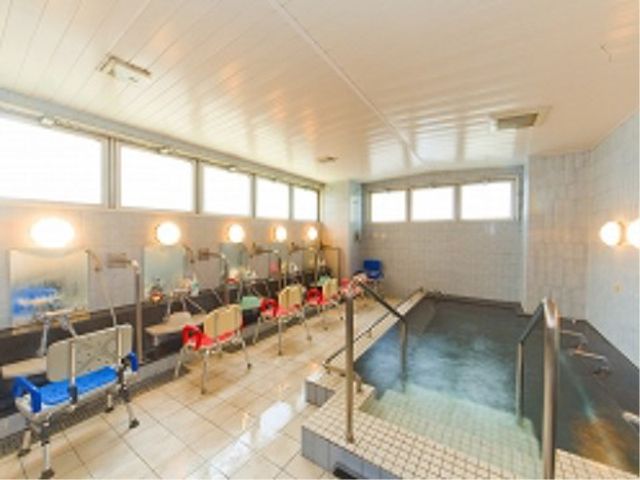 広々とした明るい浴室 大浴場 設備が整った広々とした浴室です。バリアフリー設計で、すべての方が安心してご利用いただけます。