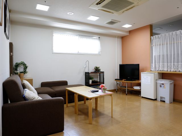 居心地の良いリビング空間 談話スペース 居心地が良く、明るい共有リビングです。ソファでくつろぎながら、テレビを見たりくつろげる空間が提供されています。