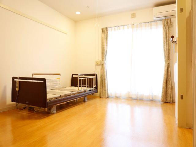 広々とした明るい居室 居室 ゆとりのある空間で、日光がたっぷりと差し込む居室です。入居者の安心と快適さを考慮した設計になっています。