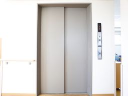 閉じたエレベーターの扉
