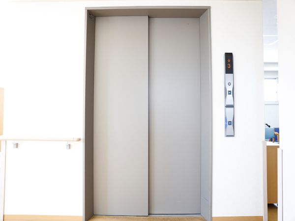 閉じたエレベーターの扉