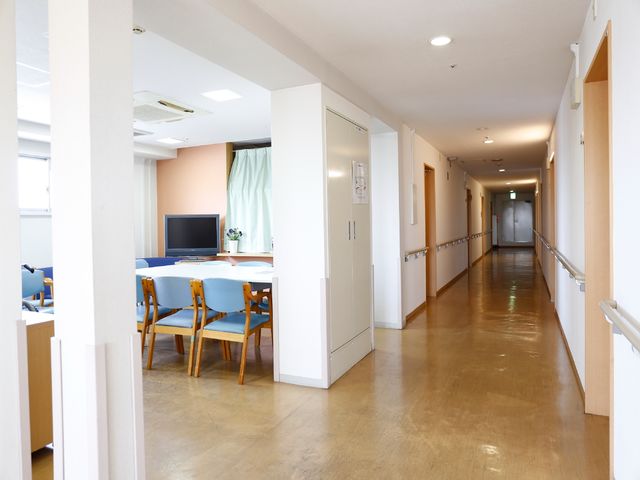 清潔な廊下と食堂 談話スペース 広々とした食堂の様子がご覧いただけます。お食事やコミュニケーションの場として、快適な時間を過ごせる空間です。