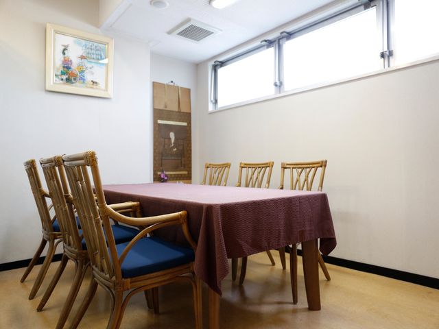 和やかな食堂の一角 相談室 広々とした食事スペースは、明るく穏やかな雰囲気が感じられ、リラックスして食事をとれる設計となっています。