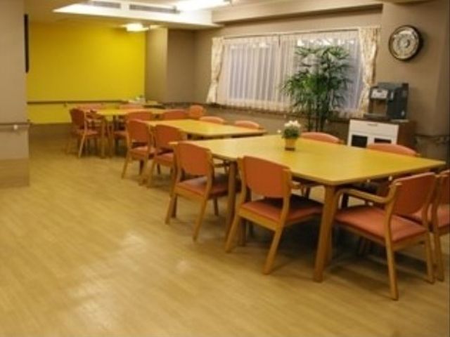 明るい食堂空間 ダイニング 広々とした食堂は、明るい色調で居心地が良く、ゆったりとした食事の時間を提供しています。