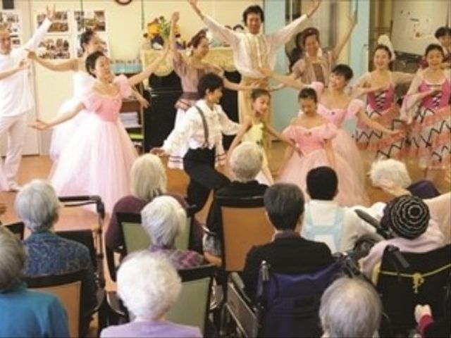 バレエ公演を楽しむ様子 レクリエーション 華やかな衣装をまといバレエを披露するスタッフと、それを見守る皆さまの笑顔が印象的です。心も身体もリフレッシュできる、活気に満ちた環境です。