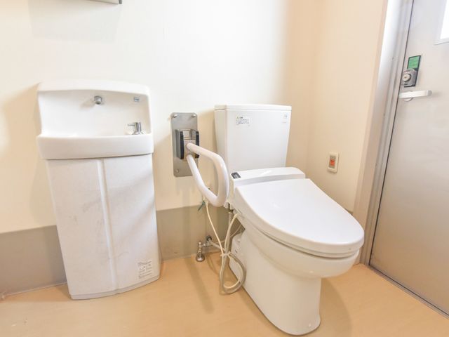 バリアフリートイレ設備 トイレ 手すり付きの清潔なトイレ空間です。どなたでも安心してご利用いただける設計になっております。