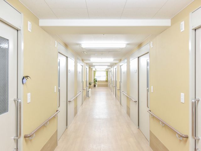 清潔な廊下 室内 手すり付きで明るく清潔感のある廊下です。安全に配慮した設計により、移動がスムーズに行えます。