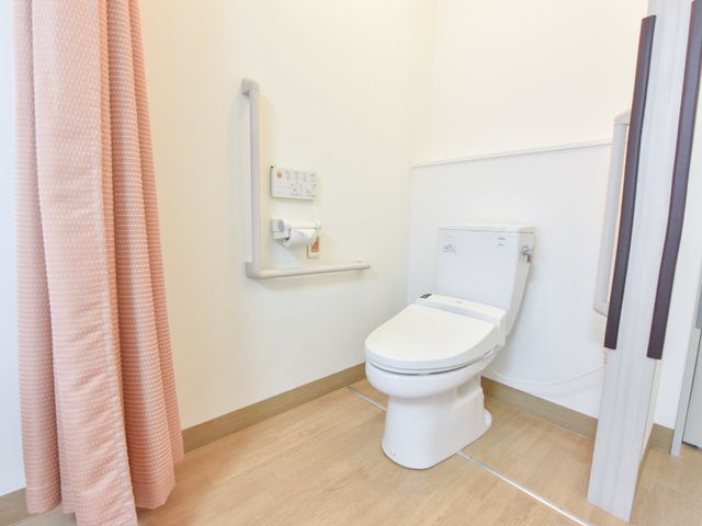 手すり付き清潔なトイレ トイレ 安全に配慮されたトイレには突起物が少なく、手すりも設置されていますので、安心してお使いいただけます。