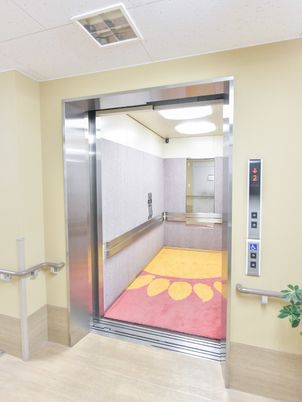 明るいエレベーター