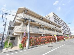 街中の建物の外観