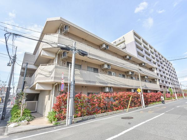 街中の建物の外観