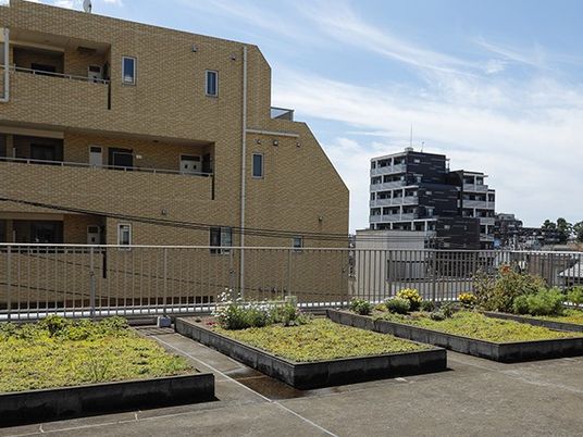屋上庭園のある外観  