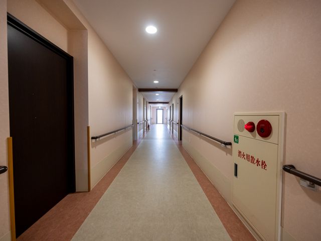 清潔感のある廊下 廊下 手すり付きで安全を考慮した明るく開放感のある廊下です。ゆったりと歩行できる設計となっております。