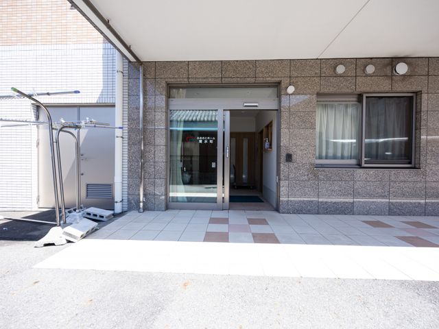ゆったりとしたエントランス エントランス 広々とした入り口は、誰もが気軽に立ち寄れる開放的な雰囲気を醸し出しています。