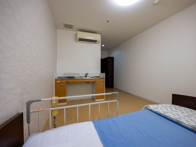居心地のよい居室 居室 ゆとりのある居室では、個人の時間を大切にゆっくりとお過ごしいただけます。ベッドと家具が整っており、快適な生活空間が保たれています。