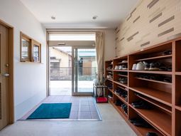 エントランスの明るい空間