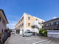 明るい日差しの外観