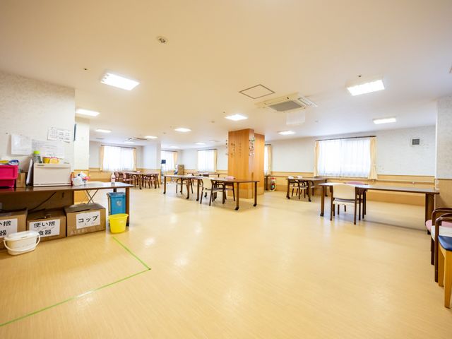 広々とした食堂 食堂 ゆったりとした雰囲気の食堂です。窓から自然光が差し込み、明るく快適な食事時間を過ごせそうです。