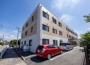 明るい外観の建物