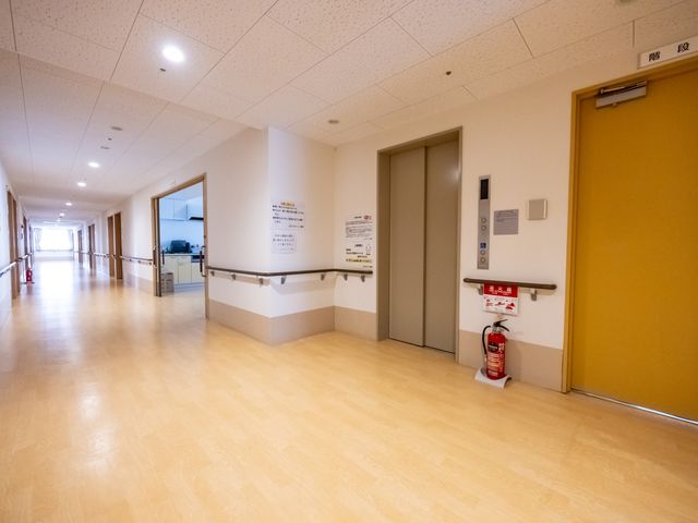 ゆったりとした廊下 廊下 広々とした廊下が、気持ちを穏やかにしてくれる空間です。明るく清潔感のある環境をご提供しています。