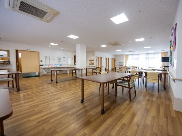 広々とした快適な食堂 食堂 ゆったりとしたテーブルの配置で落ち着いた食事が楽しめる食堂です。明るく開放感のある空間でお食事いただけます。
