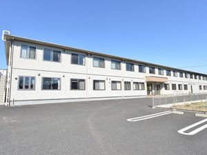広々した敷地の白い建物