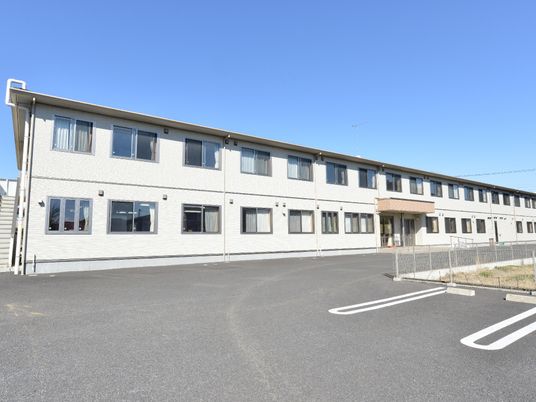 広々した敷地の白い建物