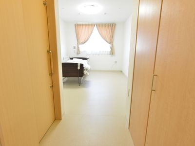 明るい個室の一部
