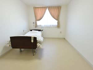居室のベッドと窓
