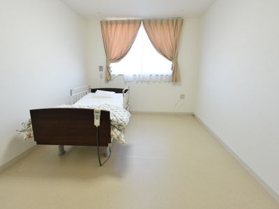 居室のベッドと窓
