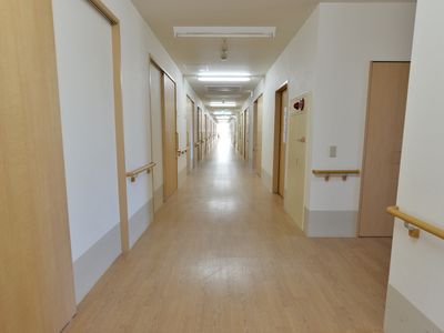 明るく清潔な廊下
