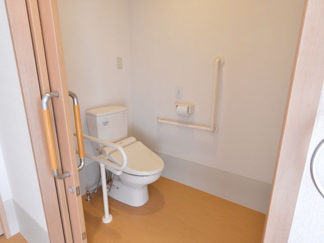 バリアフリーのトイレ設備 トイレ 手すり付きの清潔感のあふれるトイレです。日々の生活に支障が出ないよう、安全に配慮された設計になっております。