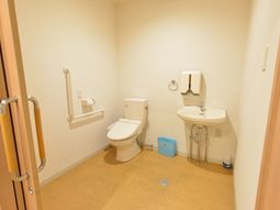 手すり付き清潔なトイレ