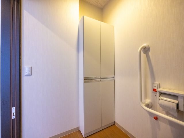 清潔な居室 居室 手すりがついた温かみのある壁に、整理整頓された室内で日々を快適にお過ごしください。