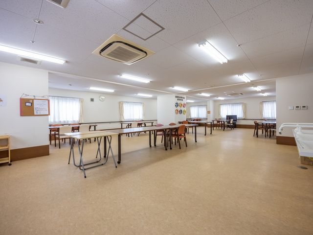広々とした食堂 ダイニングルーム 広々としたダイニングルームには、複数のテーブルと椅子が配置され、明るい雰囲気で食事を楽しめる空間が広がっています。