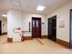 落ち着いた色合いの廊下