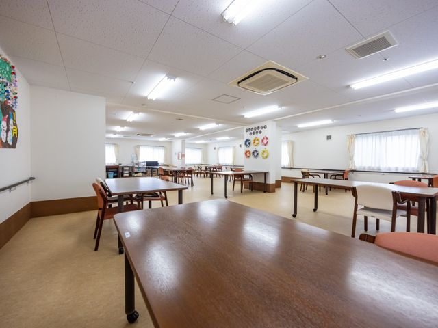 ゆったりとしたダイニングルーム 共有スペース 広々としたダイニングルームは、日々の食事や交流の場として、ゆっくりとした時を提供しています。