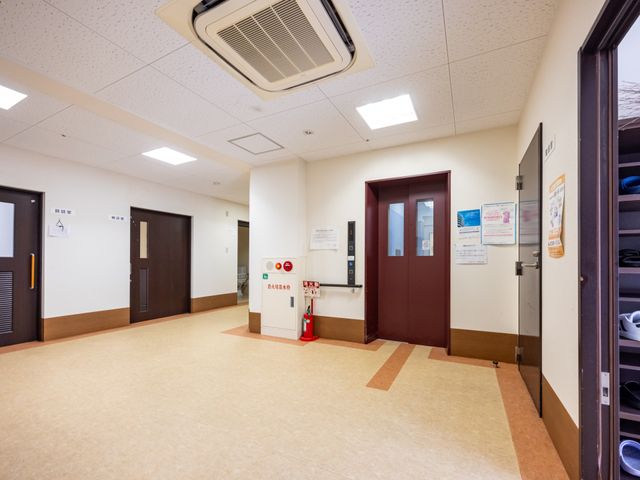快適な廊下 廊下 広々とした廊下は清潔感があり、掲示物が整理されておりますので、情報を確認するのに便利です。