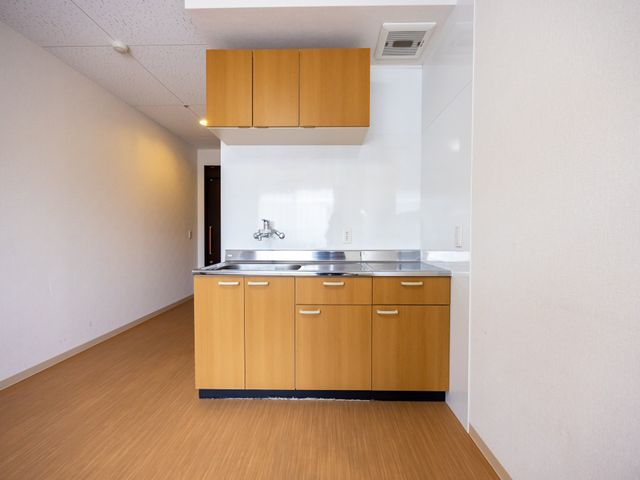 清潔感ある木目キッチン キッチン ゆとりあるスペースのキッチンは清潔感があり、自炊を楽しむ日常がイメージできます。