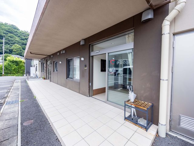 ゆったりとしたエントランス エントランス 広々とした入口はバリアフリー設計で、お一人おひとりが快適にお過ごしいただけるよう配慮されています。