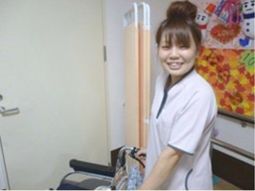 笑顔のスタッフと機器