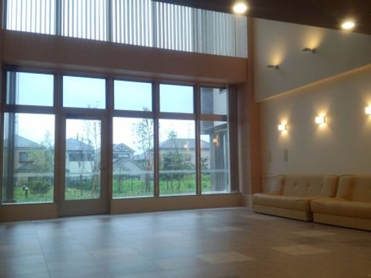 広々とした休憩室の内観